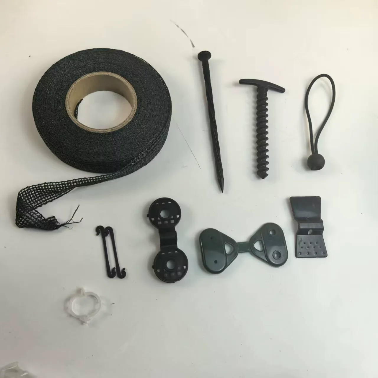 Clips et tendeurs pour filet paragrêle